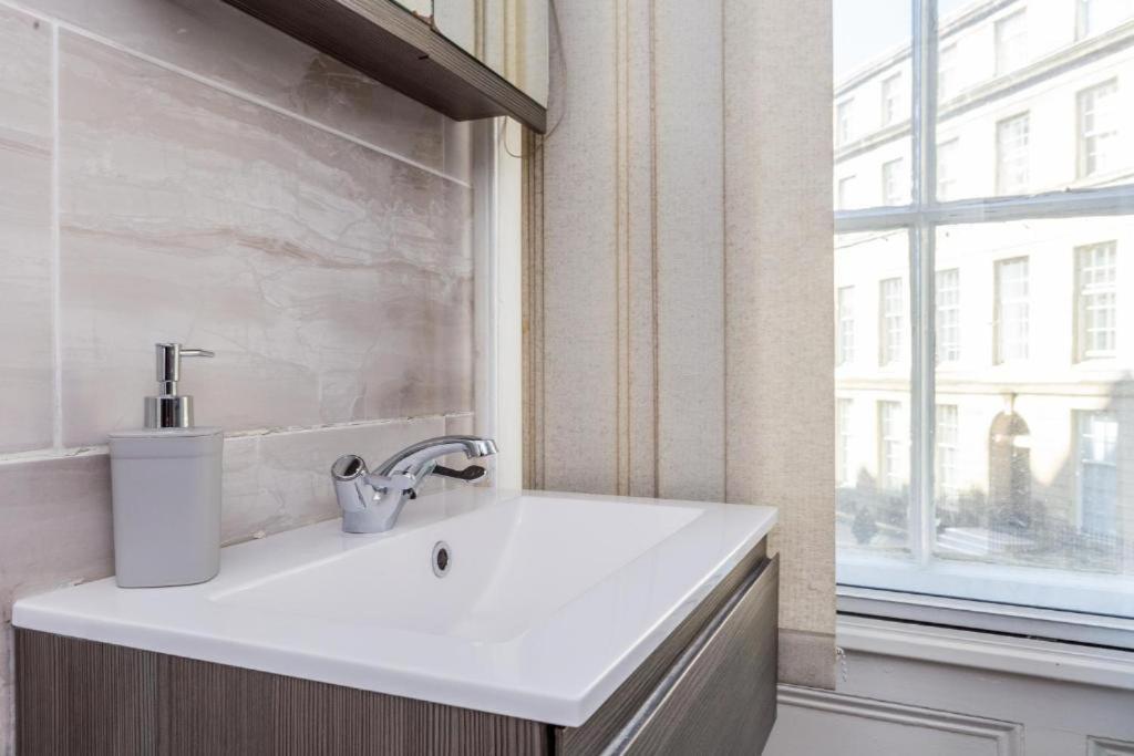 Newcastle'S Most Central Apartment - Sleeps 10 Eksteriør billede